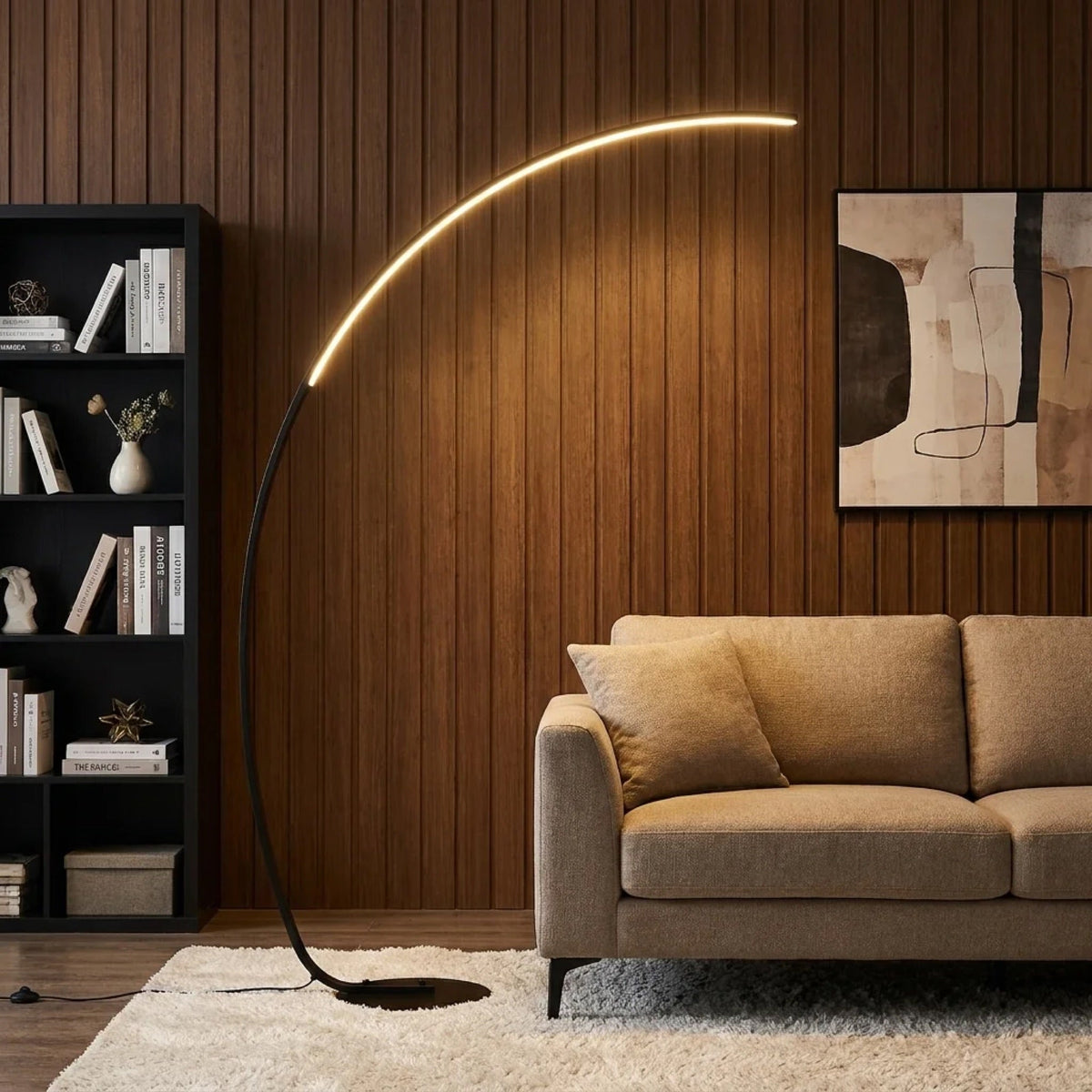 Calira Bogen-Stehleuchte in einem Wohnzimmer mit Holzwand und Sofa